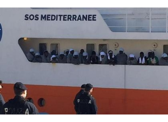 Nave di una Ong con il suo carico umano Nave di una Ong con il suo carico umano